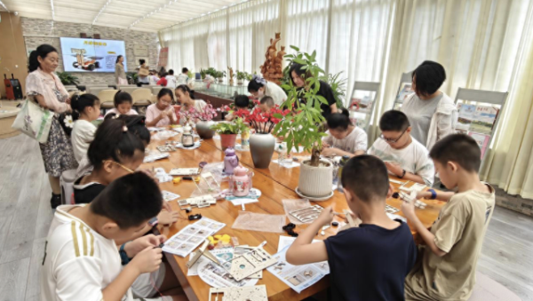 在线炒股配资网站 南苑街道忠心闸社区职工子女暑托班开展科学手工制作活动